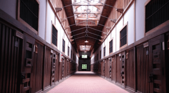 【刑務所(法務技官)薬剤師の好待遇求人はどこで探す?】土日祝休み,17時退社,時給3,000円以上,週2~OKなど希望の職場が見つかる!