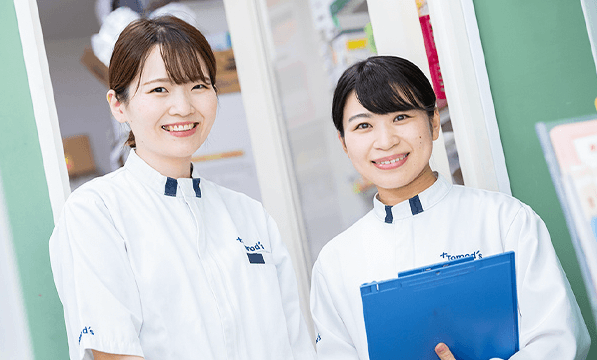 【薬局トモズの薬剤師求人どこで探す?】駅チカ徒歩3分,有給取得率70％以上,育休取得率100％など希望の職場が見つかる!